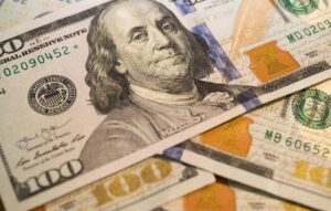 Leia mais sobre o artigo Turbulência no mercado faz Dólar subir para R$ 4,98