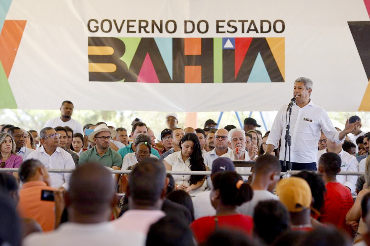 Você está visualizando atualmente Governo do Estado entrega em Bom Jesus da Lapa trecho recuperado da BA-160