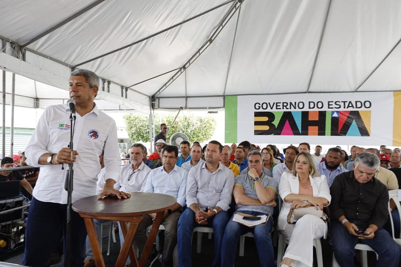 Você está visualizando atualmente Em Caém, Jerônimo Rodrigues entrega melhorias e anuncia investimentos