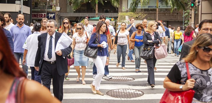 Taxa de desocupação cai para 7,7% no terceiro trimestre e número de ocupados atinge recorde na série