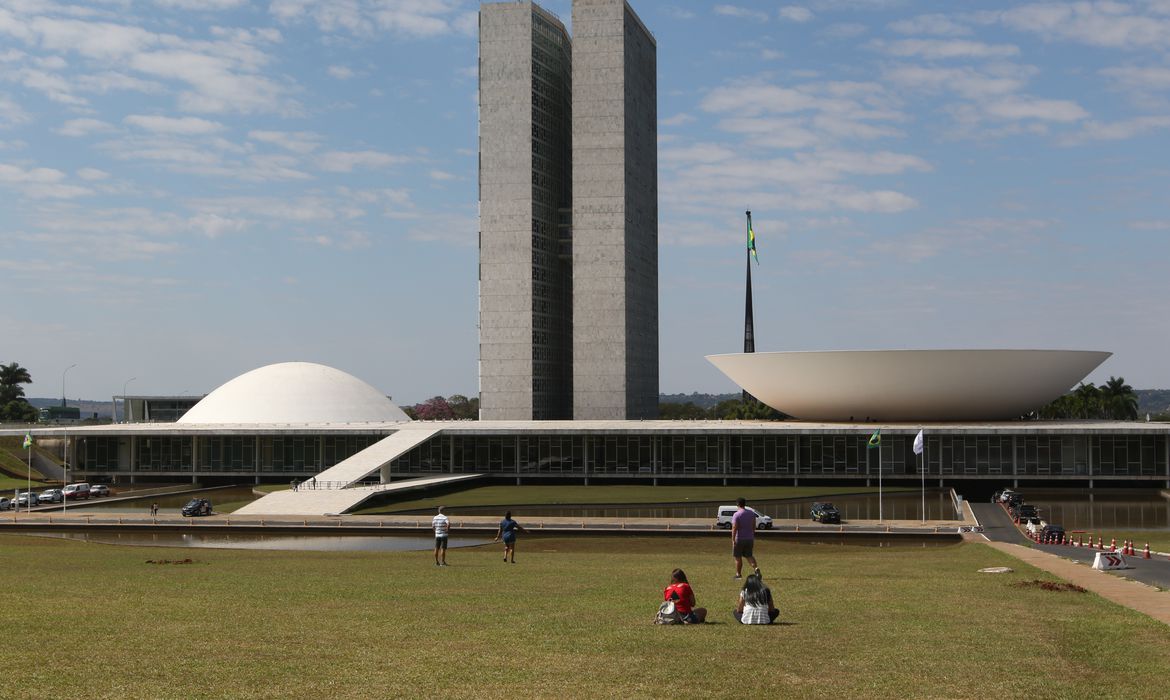 Você está visualizando atualmente Câmara aprova projeto que aumenta sistema de prevenção de desastres, com mais exigências para prédios em áreas de risco