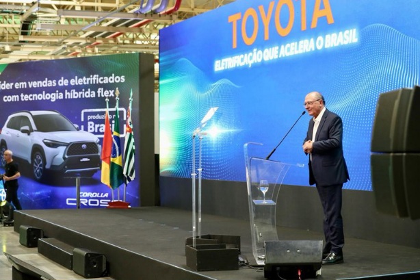 Você está visualizando atualmente Toyota vai investir R$ 11 bi no Brasil