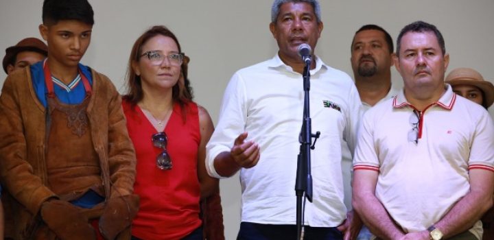 Jerônimo entrega nova sede de escola em Jacaraci