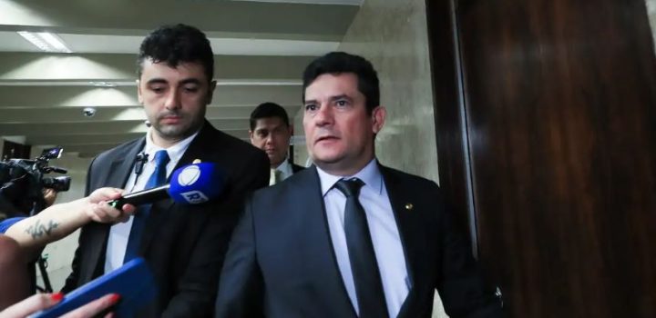 Desembargador pede vista e suspende julgamento de Moro