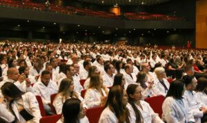 Leia mais sobre o artigo Brasil tem 575.930 médicos ativos: 2,81 por mil habitantes