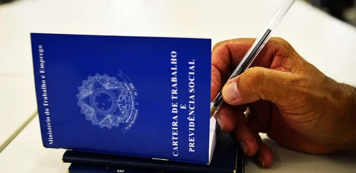 Taxa de desemprego fica em 7,9%