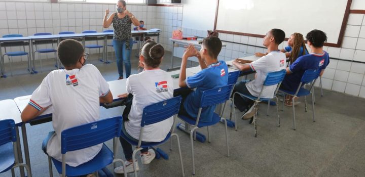 Jerônimo envia à Alba PL para Educação