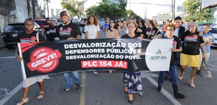 Ato marca início da greve de defensores