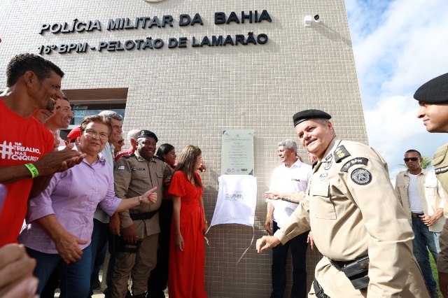 Você está visualizando atualmente Governo entrega obras em Lamarão