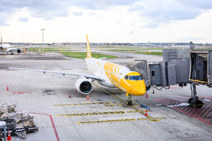 Você está visualizando atualmente Scoot inicia voos comerciais com o E190-E2 da Embraer