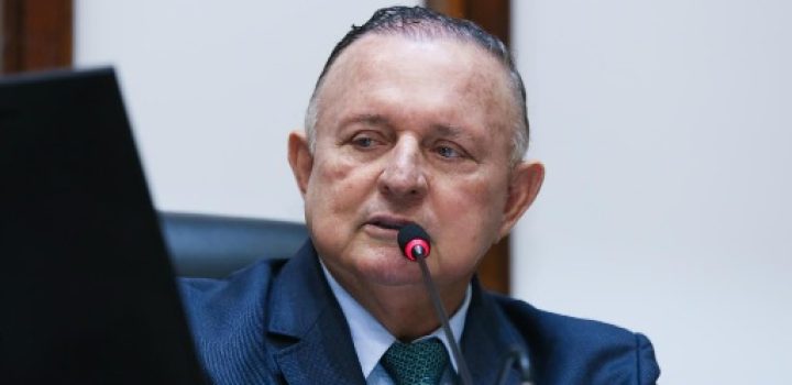 “PEC das Praias é jabuti pra subir em árvore”, diz Adolfo Menezes