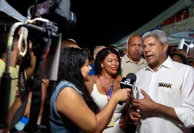 Você está visualizando atualmente Governador prestigia festa de São Pedro em Santo Antônio de Jesus