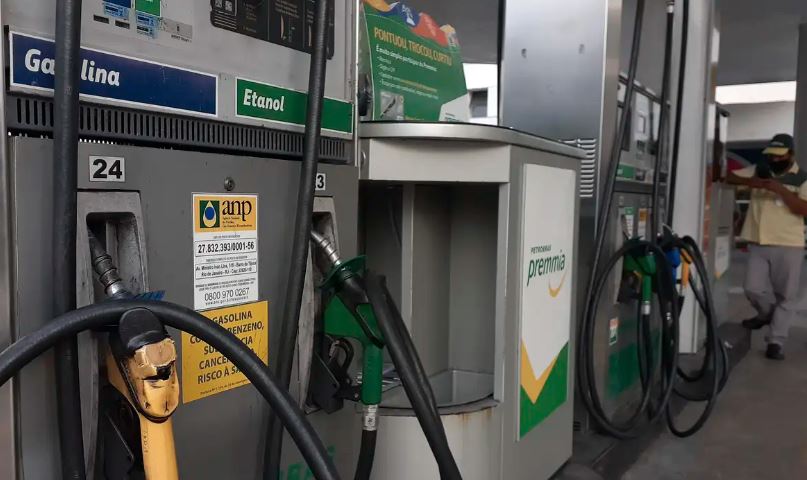 Você está visualizando atualmente Petrobras reajusta preços de Gasolina e gás de cozinha para distribuidoras