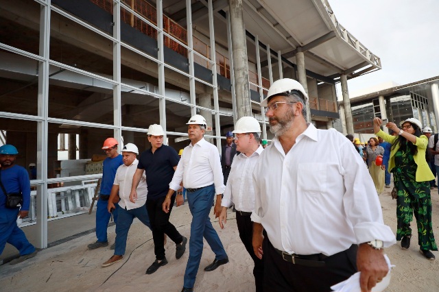 Você está visualizando atualmente Jerônimo autoriza construir escola administrada pela Uefs