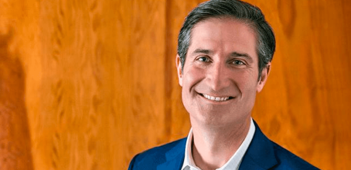 Starbucks escolhe Brian Niccol como novo CEO