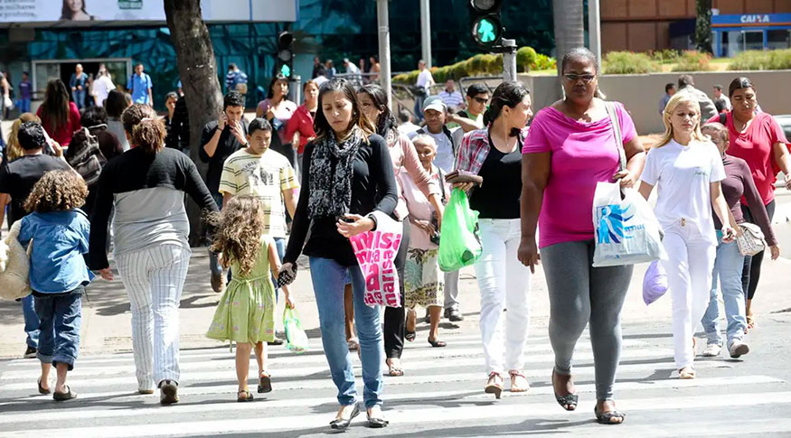 População brasileira é de 212,6 milhões de habitantes em 2024