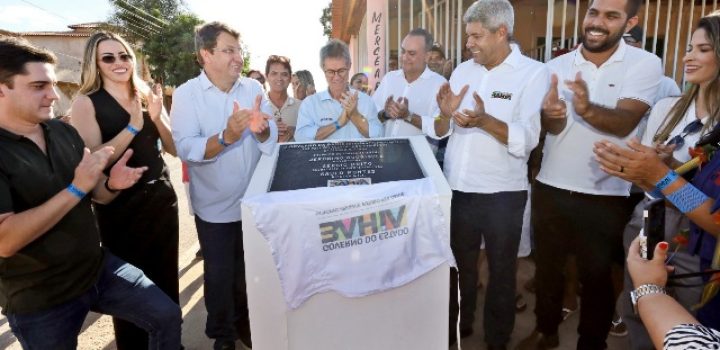 Moradores de Cocos recebem pacote de obras do governo