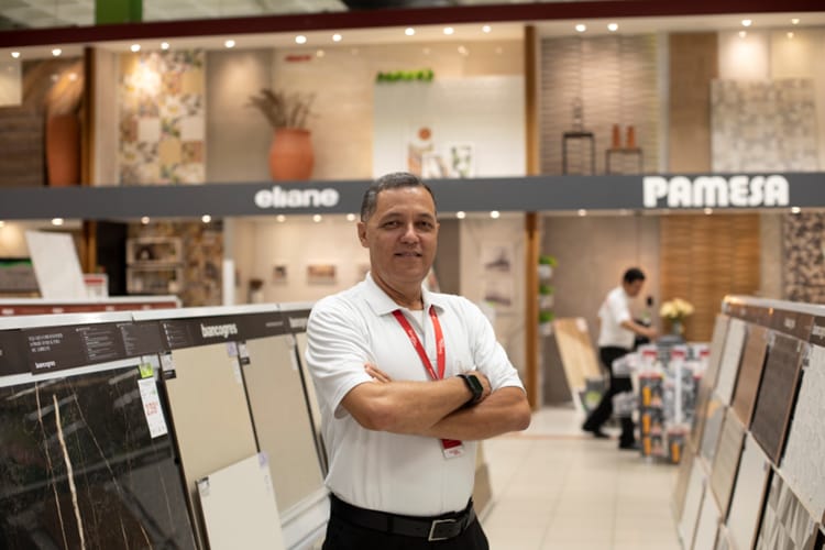 Home Center Ferreira Costa abre vagas para trainee