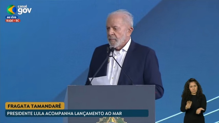 Você está visualizando atualmente Lula pede minuto de silêncio por vítimas de acidente aéreo