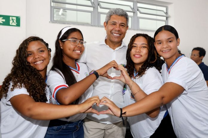 Você está visualizando atualmente Jerônimo comemora avanços na educação da Bahia