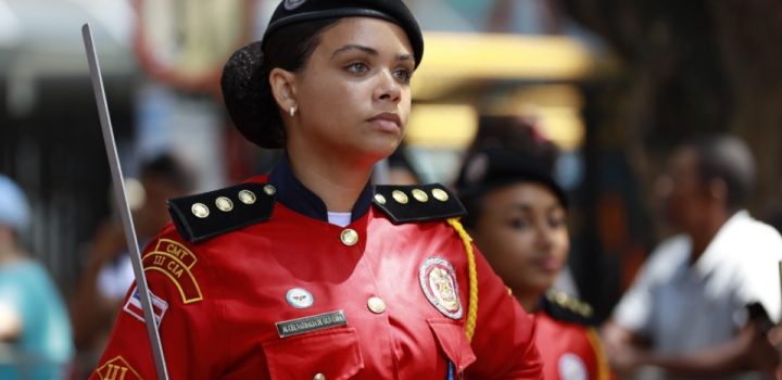 Desfile tem fanfarras da rede de ensino, PM e bombeiros