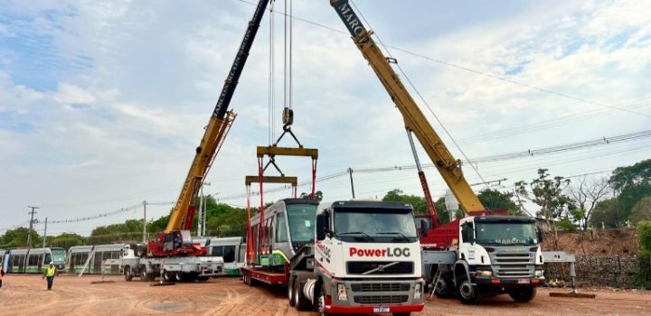 Trens do VLT começam a ser transportados para fábrica em SP