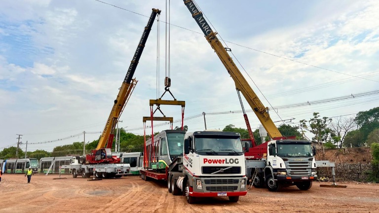 Trens do VLT começam a ser transportados para fábrica em SP