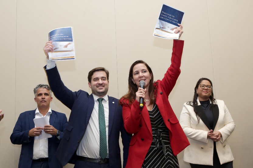 Daniela Borges e Hermes Hilarião recebem juventude da advocacia baiana