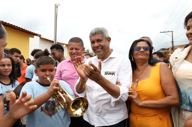 Você está visualizando atualmente Governo entrega casas em Dário Meira e anuncia obras