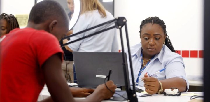 Nova Carteira de Identidade Nacional é emitida no programa “Férias na Escola” para os estudantes