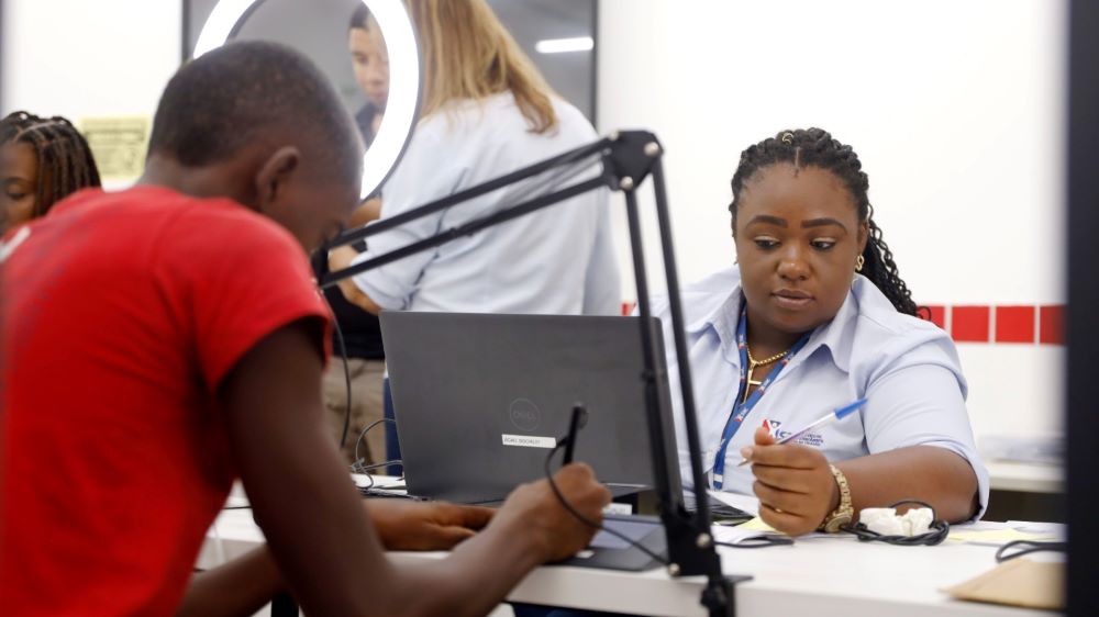 Nova Carteira de Identidade Nacional é emitida no programa “Férias na Escola” para os estudantes