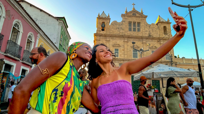 Você está visualizando atualmente Crescimento em viagens internacionais mostra recorde de visitantes em Carnaval da Bahia