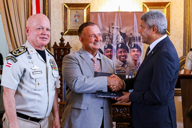 Você está visualizando atualmente Adolfo Menezes recebe medalha alusiva aos 200 anos da Polícia Militar da Bahia