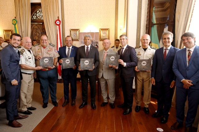Jerônimo participa de celebração dos 200 anos da Polícia Militar da Bahia