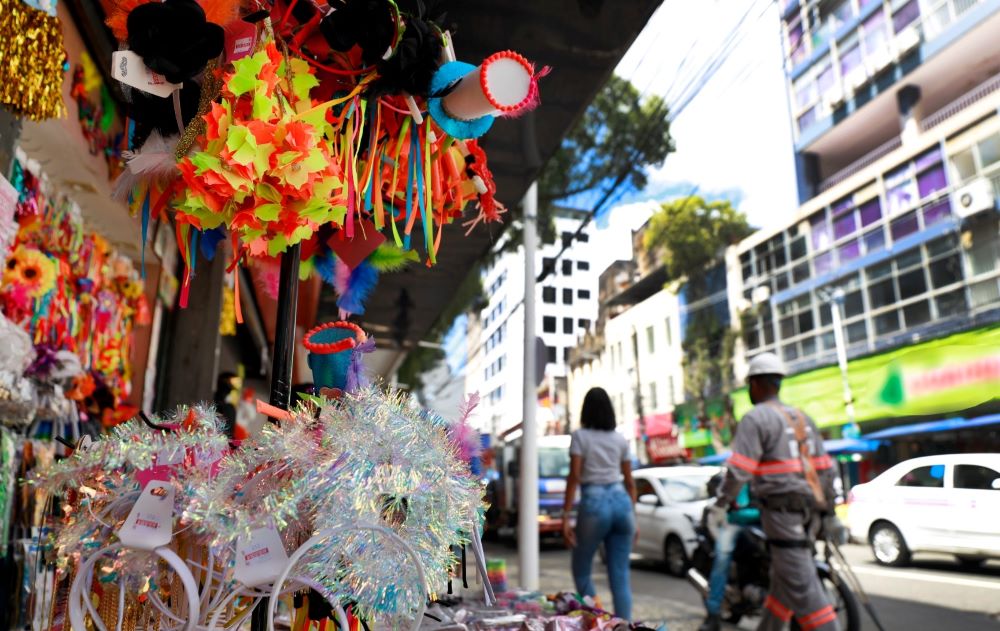 Serpentinas metálicas são proibidas no carnaval da Bahia para evitar acidentes