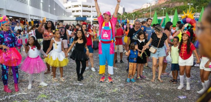 Bailinho do Bloco Happy reúne famílias em prévia do Carnaval 2025