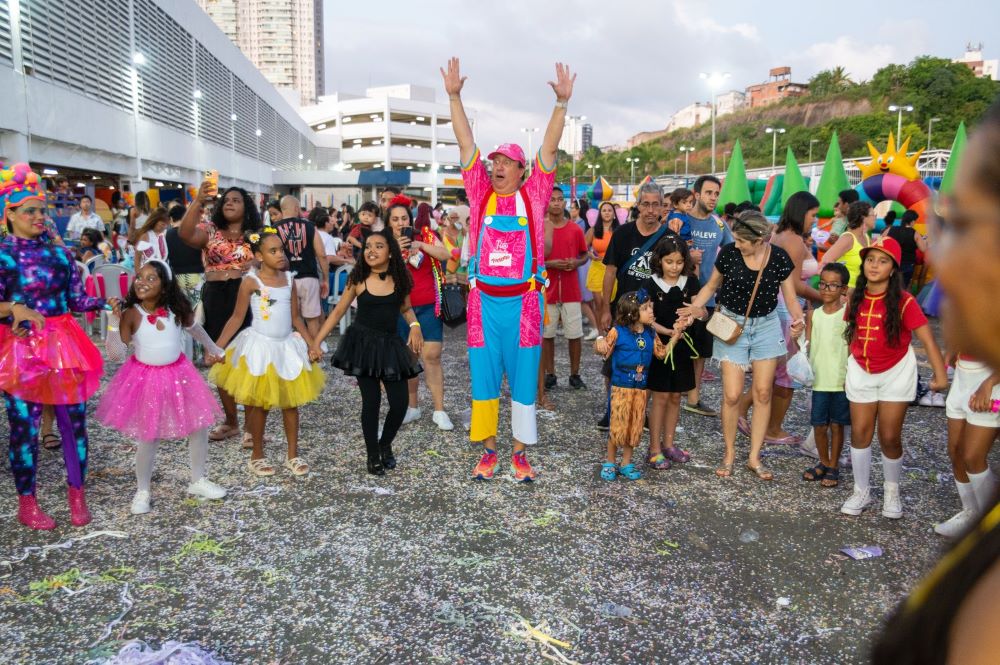 Você está visualizando atualmente Bailinho do Bloco Happy reúne famílias em prévia do Carnaval 2025