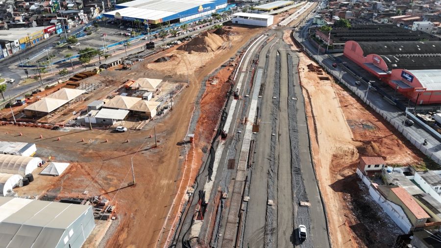 Governador vistoria obras do VLT na Calçada, que avançam com implantação dos primeiros trilhos