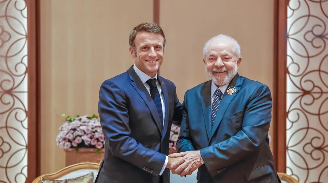 Você está visualizando atualmente Lula conversa por telefone com o presidente francês, Emmanuel Macron