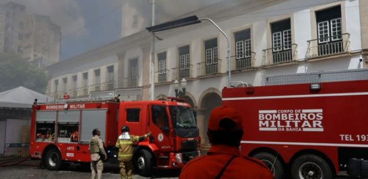 Debelado incêndio que atingiu parte da Câmara de Salvador