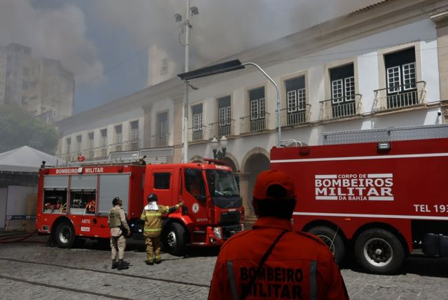 Você está visualizando atualmente Debelado incêndio que atingiu parte da Câmara de Salvador