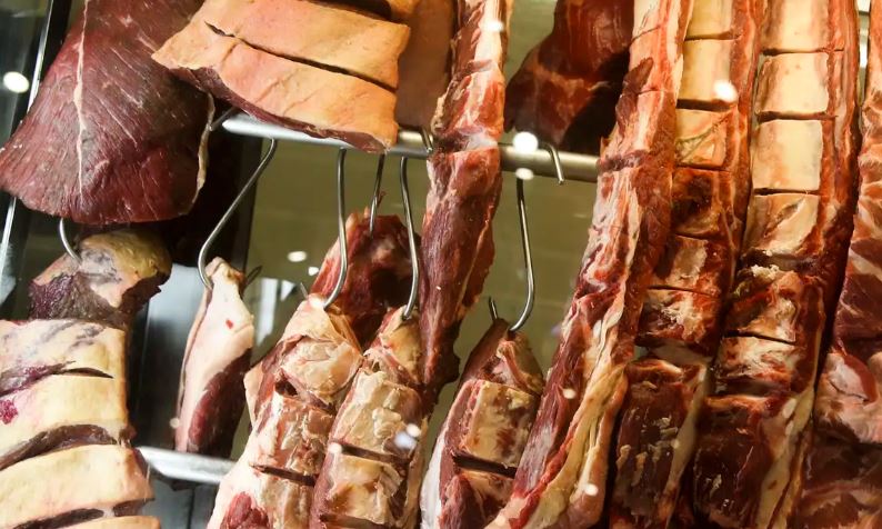 China suspende compra de carne de três frigoríficos do Brasil