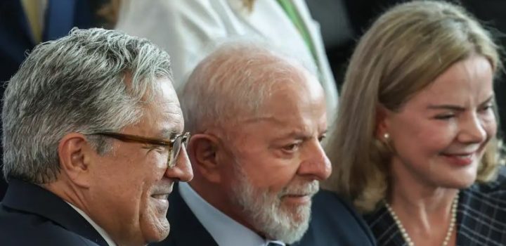 Gleisi Hoffmann cita isenção do IR como prioridade da agenda política