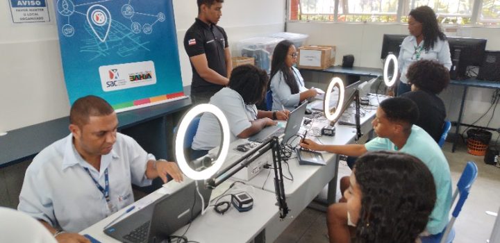 SAC leva serviço da nova carteira de identidade a colégio estadual em Candeias
