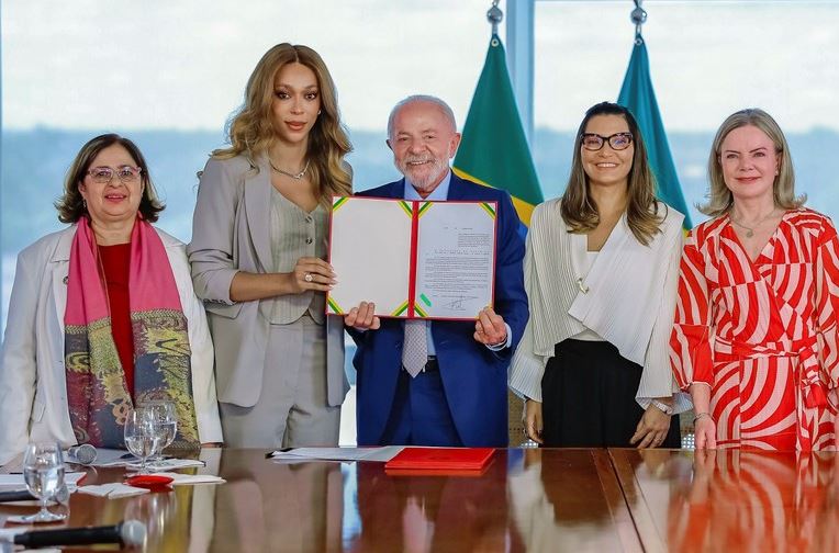 Lula sanciona lei que proíbe discriminação em bolsas acadêmicas por motivo de gestação ou adoção