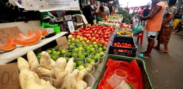 Cesta básica encerra em queda de 0,44% em abril