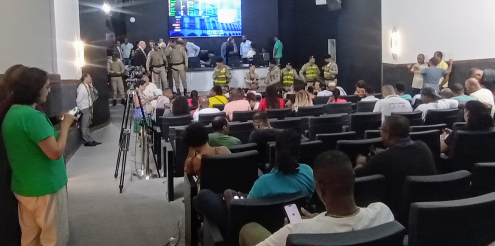 Sindicalistas invadem à Câmara e impedem votação de reajuste