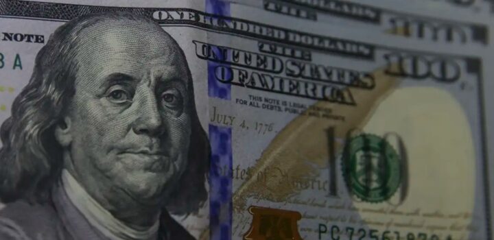 Dólar sobe para R$ 5,74 à espera de Copom