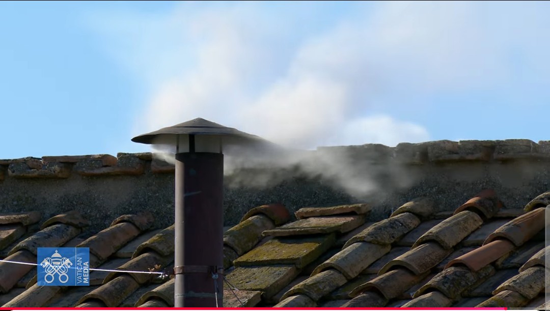 Você está visualizando atualmente Vaticano mostra fumaça branca e novo papa é eleito