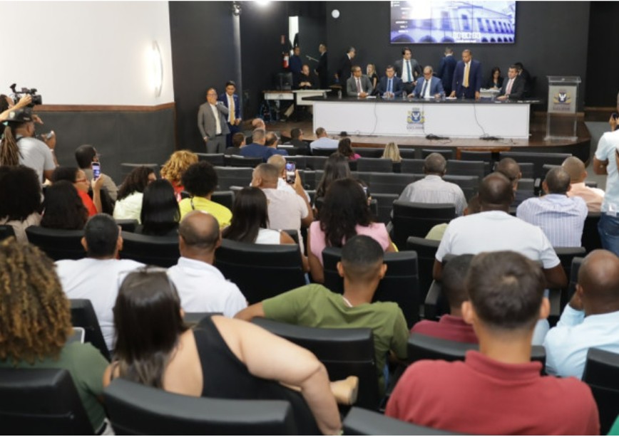 Câmara de Salvador aprova projeto que reajusta salário dos professores